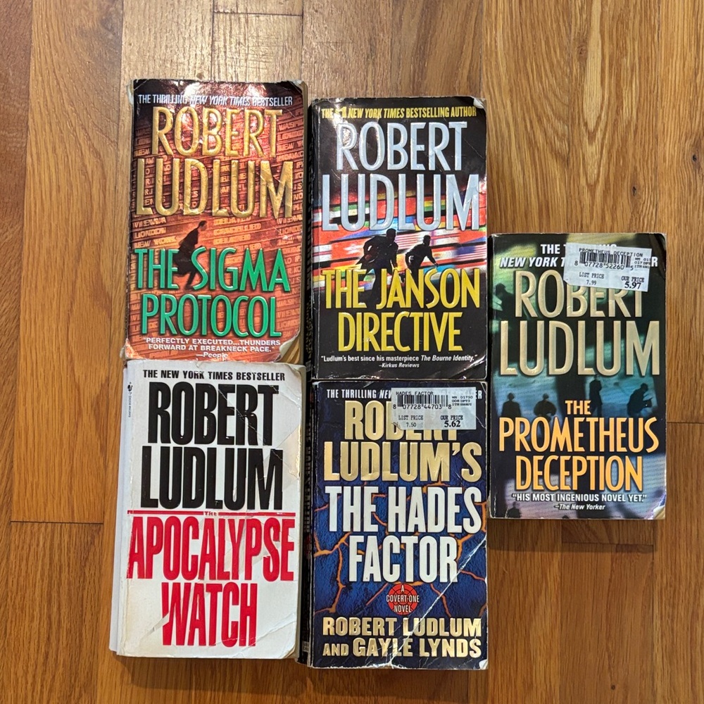 Robert Ludlum Bestselling Book Collection